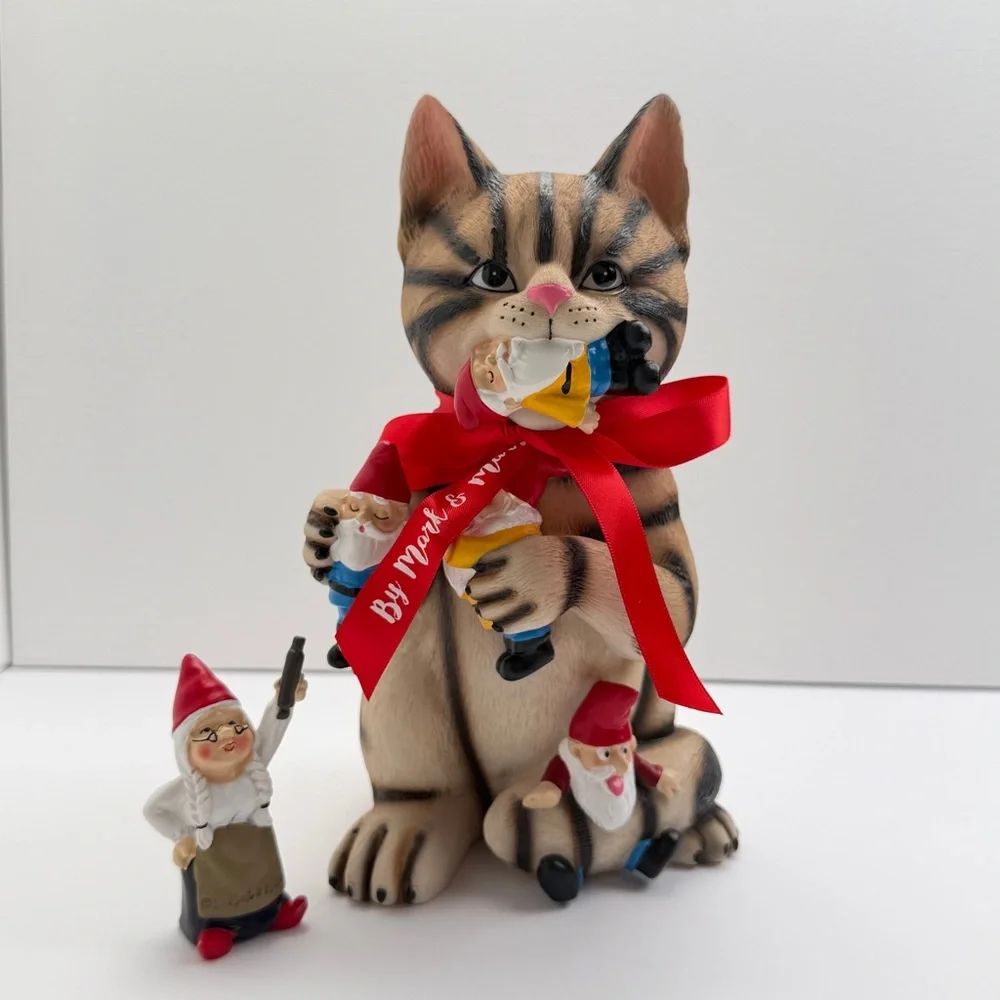 Mischievous Cat Garden Gnome Massacre Statue - Brown